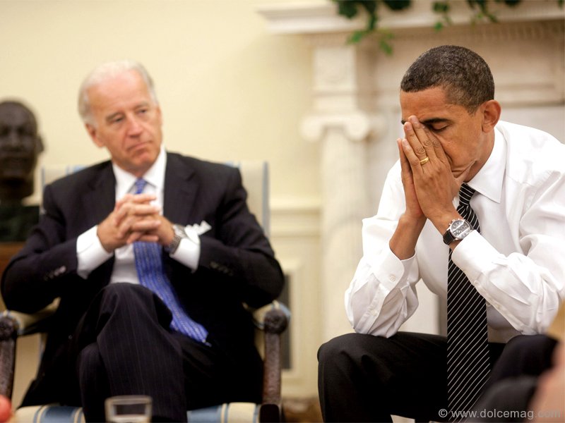 barack-obama-sitting-with-associate.jpg